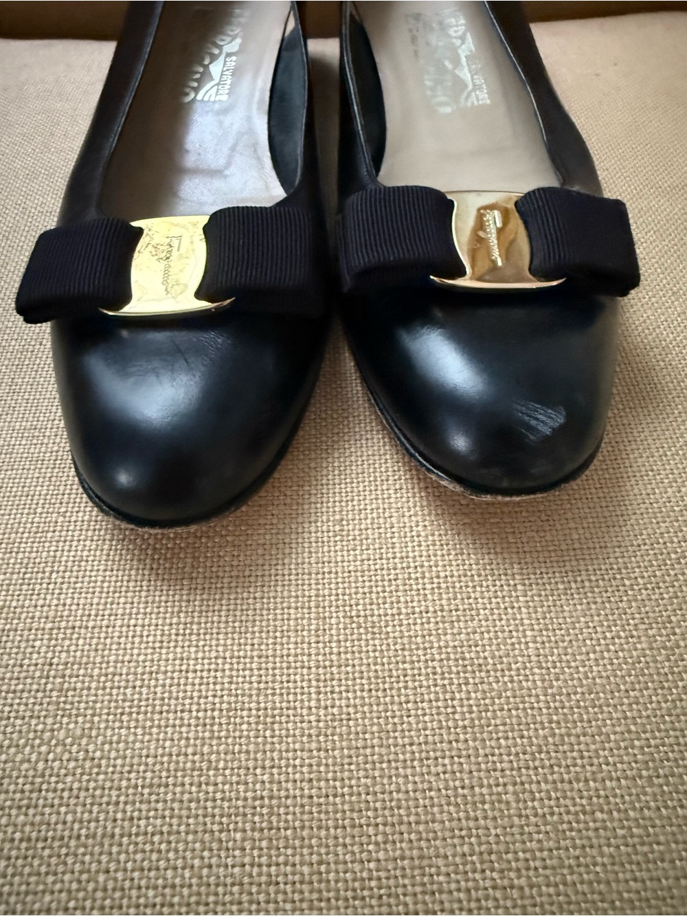 Salvatore Ferragamo Navy Leather Vara Bow Pumps Women’s Size 9 4A Narrow - Picture 5 of 8